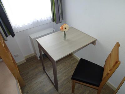 Schlafzimmer 2 mit Klapptisch (herunter geklappt)