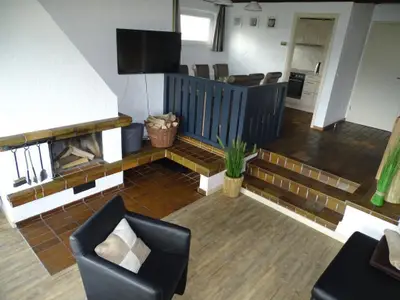 Wohnzimmer mit Kamin, SAT-TV (Flachbild) und Essecke