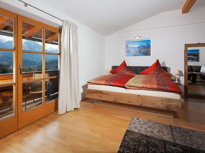 Wohnzimmer mit Couch und Doppelbett Fewo Sonnenschein