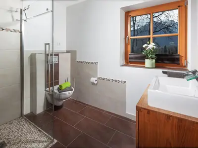 Bad mit Dusche WC Fewo Sonnenschein