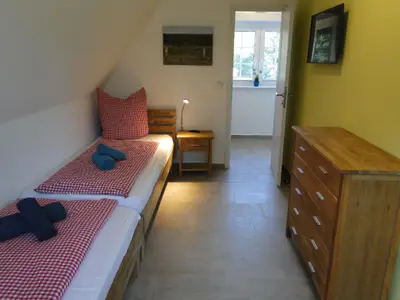 Schlafzimmer mit 2 Einzelbetten und Smart-TV