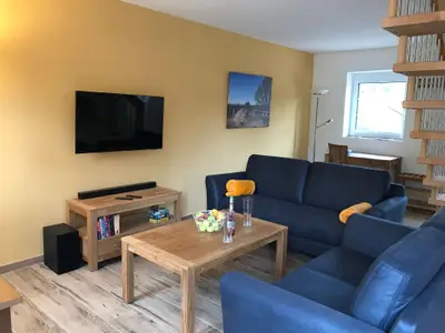 Wohnzimmer mit Smart-TV und Soundanlage
