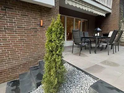 Terrasse mit Weg zum Garten