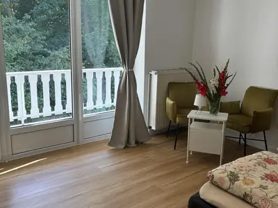 Schlafzimmer mit Blick in den Garten