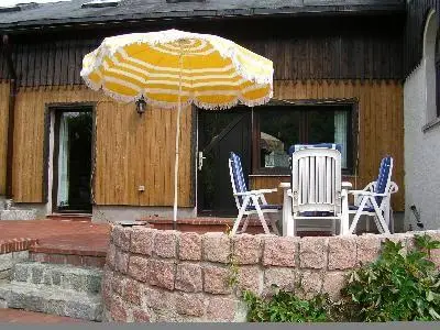 Außenansicht des Gebäudes. Ferienhaus Am Silberbach II mit Terrasse