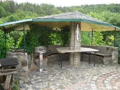 Außenansicht des Gebäudes. Grillplatz
