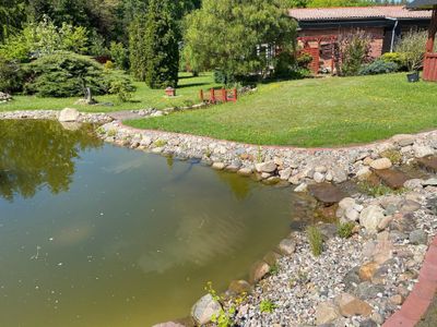 Außenansicht des Gebäudes. Ferienhaus und Gartenteich