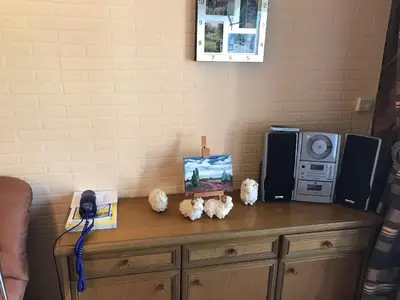 Wohnbereich. Telefon und Radio auf dem Sideboard neben der Wohnlandschaft