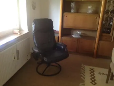 Wohnbereich. Massagestuhl im Wohnzimmer