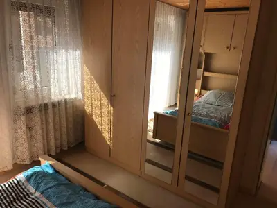 Wohnbereich. Kleiderschrank im Schlafzimmer