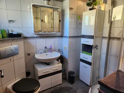 Badezimmer mit Dusche