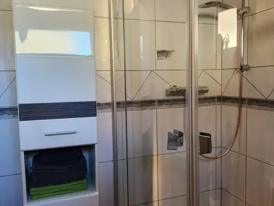 Badezimmer mit Dusche