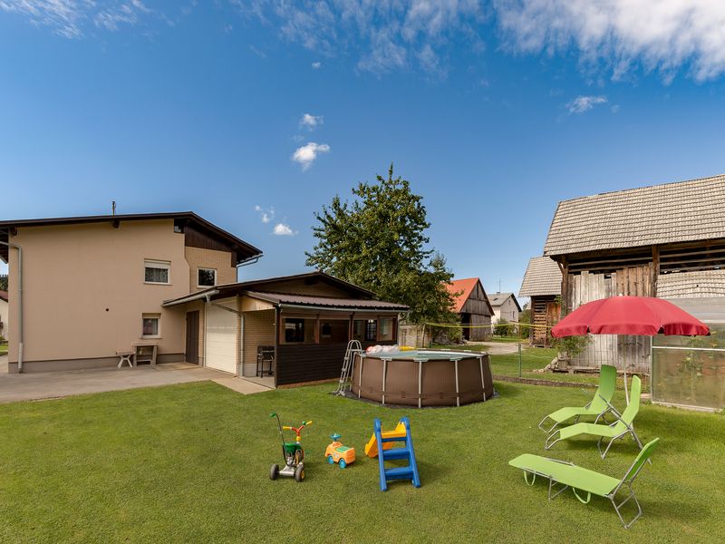 Haus mit Pool und Spielzeug