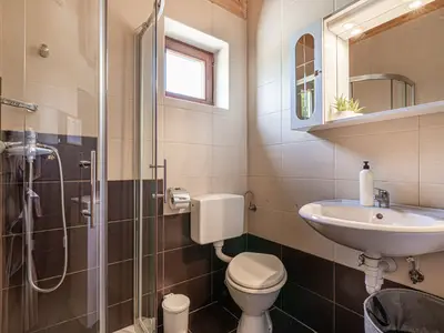 Badezimmer mit Dusche