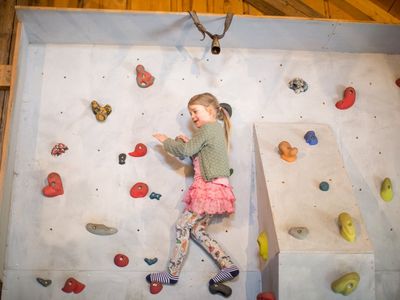 Bussjaegerhof Spielscheune kletterwand