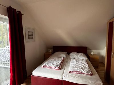 Rotes Schlafzimmer mit Balkon