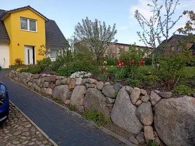 Ansicht Grundstück 2025 von der ruhigen Anwohnerstraße