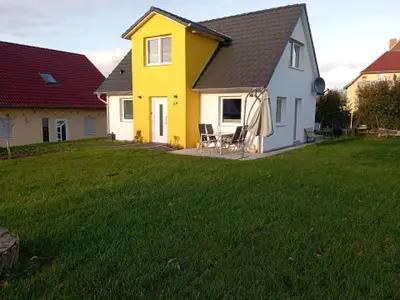 Außenansicht des Gebäudes. Außenansicht Front Terrasse