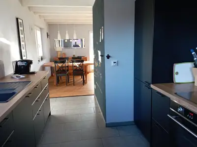 Kochbereich. Offene Küche Blick zum Essbereich