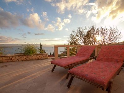 Sonnenliegen auf der großen Terrasse mit Blick auf die Adria