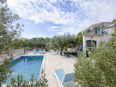 Ferienhaus für 9 Personen (150 m²) in Bol 1/10