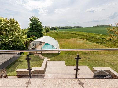 Garten. Balkon, Pool und Ende der Bebauung