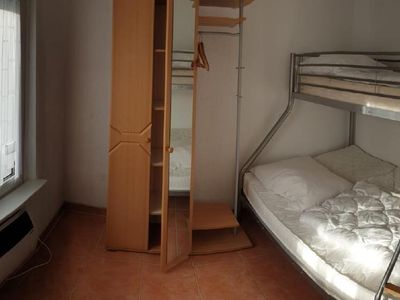 Schlafzimmer mit einem Hochbett ( Maße: 140cm x 200cm und oben 90cm x 190cm)