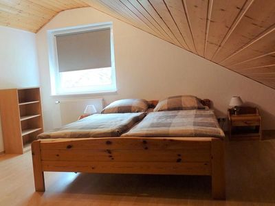 Schlafzimmer mit Doppelbett