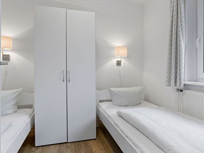 Schlafzimmer mit zwei Einzelbetten und Kleiderschrank