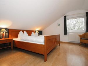 Schlafzimmer mit Doppelbett