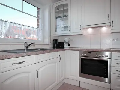 Küche mit Backofen und Spülmaschine