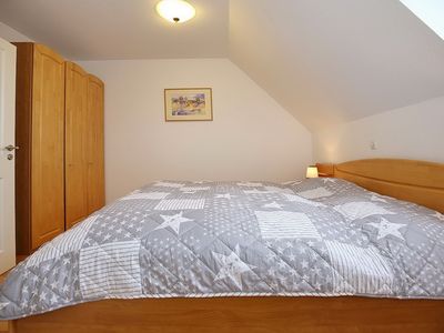 erstes Schlafzimmer mit Doppelbett und Kleiderschrank