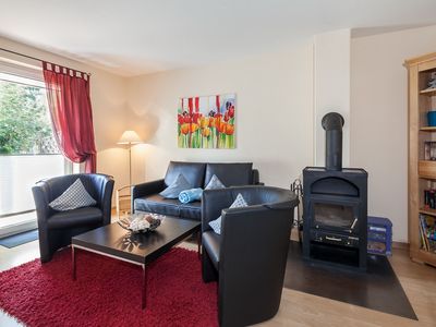 Sofa, Sessel, und Kamin im Wohnzimmer