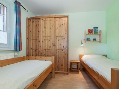 erstes Schlafzimmer mit Einzelbetten und Kleiderschrank