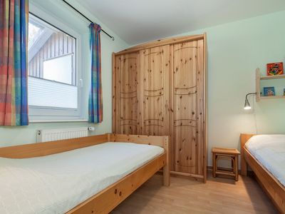 erstes Schlafzimmer mit Einzelbetten und Kleiderschrank