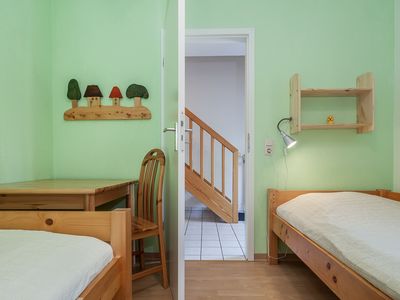 erstes Schlafzimmer mit Einzelbetten