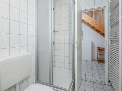 Badezimmer mit Dusche und lWC im Untergeschoss