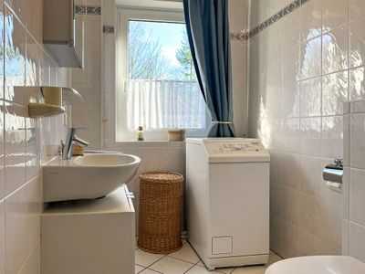 1. Badezimmer mit Waschmaschine