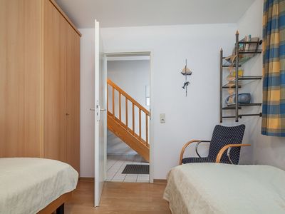 erstes Schlafzimmer mit Einzelbetten und Kleiderschrank