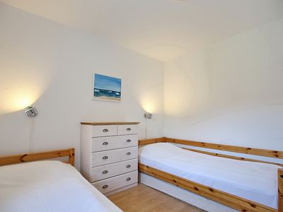 erstes Schlafzimmer mit Einzelbetten und Kommode