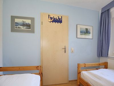 erstes Schlafzimmer mit Einzelbetten