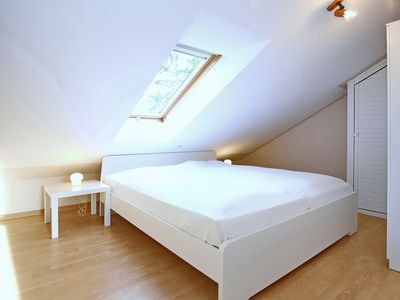 erstes Schlafzimmer mit Doppelbett