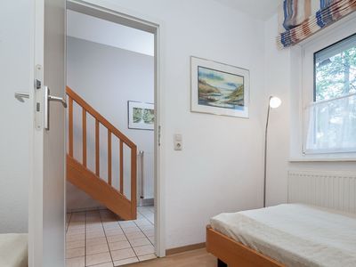 Schlafzimmer im Erdgeschoss mit Blick in den Flur