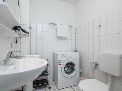 Badezimmer im Erdgeschoss mit Waschmaschine