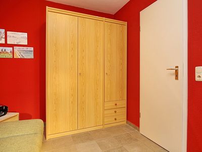 1. Schlafzimmer mit Kleiderschrank