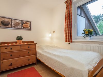 Schlafzimmer im Erdgeschoss mit Kommode