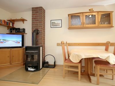 Esstisch und TV mit Kamin im Wohnzimmer