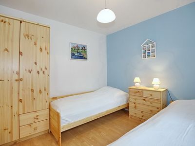 erstes Schlafzimmer mit Einzelbetten und Kleiderschrank