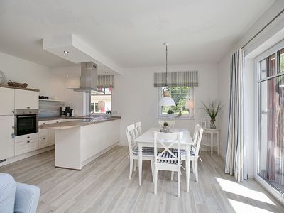 Wohnzimmer mit Blick auf Küchenbereich, Esstisch und Terrasse