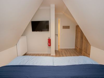 3. Schlafzimmer mit TV